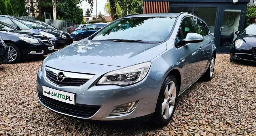 samochody osobowe Opel Astra cena 19900 przebieg: 246000, rok produkcji 2011 z Koluszki